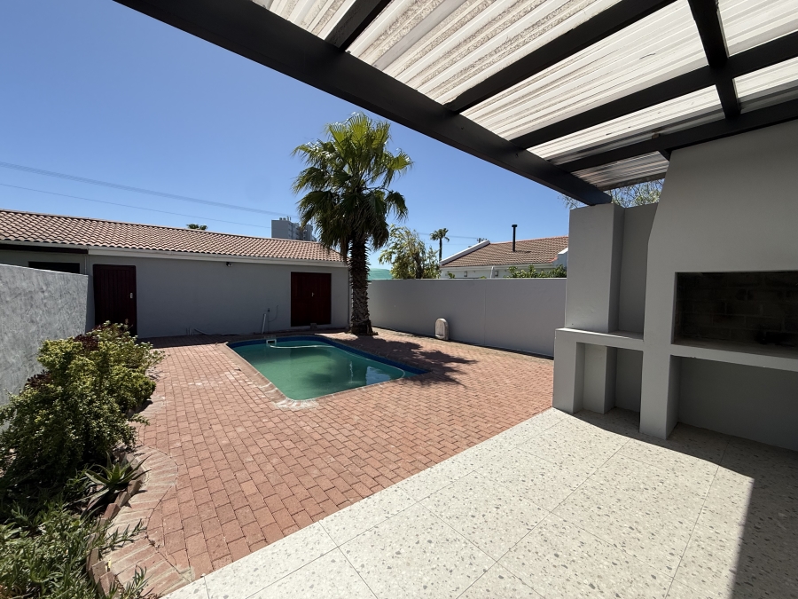 4 Bedroom Property for Sale in Bloubergrant Western Cape